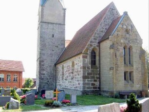 Turm und Langhaus über den Kirchhof gesehen