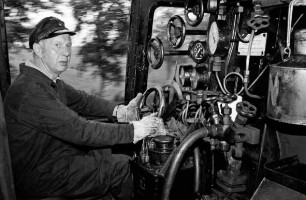 Schicke, Bernhard: Heizer sitzt im Führerhaus einer Oldtimer-Lokomotive, Baureihe 042 der Firma Borsig