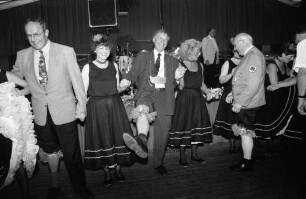 Schützenfest: Frauen der Ahrensburger Schützengilde tanzen Cancan mit Kreispräsident Hubert Priemel, Bürgermeister Klaus Boenert und weiteren Mitgliedern der Ahrensburger Schützengilde