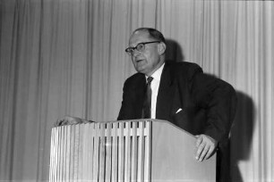 Freiburg: Amerikahaus, Dr. Hennecke beim Vortrag