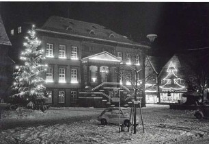 Marktplatz und Rathaus im Schnee,. mit Lichterketten und Tannenbaum bei Nacht. Detmold