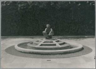 Brunnen mit Kauernder, 1925, Bronze und Kalkstein