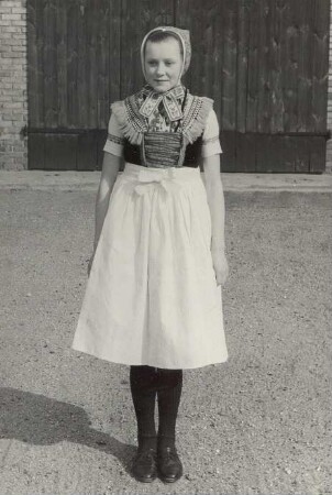 Schleifer Mädchen in Tanztracht aus Mulkwitz : Kleidung - Schleifer Tracht. Ort: Mułkecy / Mulkwitz. Schleifer Mädchen in Tanztracht aus Mulkwitz.