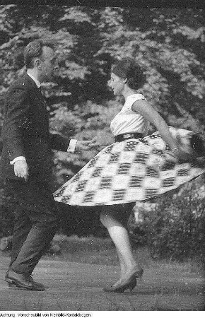 Dresden, Großer Garten?. Tanzvergnügen auf Bühne im Biergarten, 1964