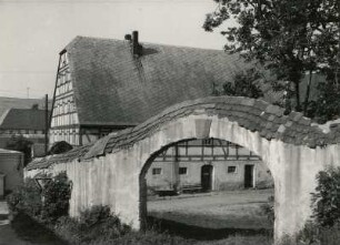 Dorfchemnitz, Kammstraße 1 (Ortslagen-Nummer 85). Gut Pribert (1811). Torbogen gegen Wohnstallhaus