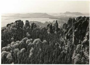 Elbsandsteingebirge. Vordere Schrammsteine. Schrammsteinkette vom Gratweg aus gesehen. Im Hintergrund Lasensteine, Papststein und Kleinhennersdorfer Stein