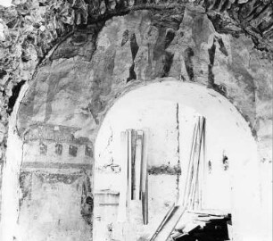Sankt Marein bei Neumarkt. Ruine Mitterberg (1101/1300). Freskierter Triumphbogen (nach Nordwesten?)