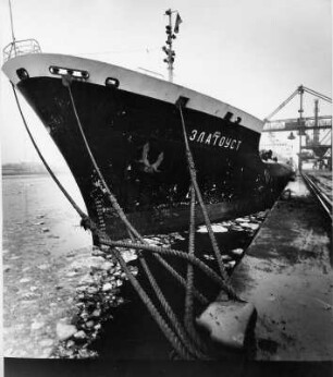 Hamburg. Am Kai einer Werft liegt das sowjetische Frachtschiff "Slatoyst" vor Anker