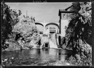 Österreich, Steiermark. Stauseewehr mit Brücke an der oberen Ybbs