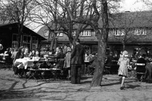 Hofewiese : Dresdner Heide, Gaststätte Hofewiese, Kaffeetrinken im Gastgarten am 1. Mai