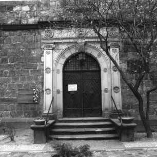 Bad Schandau. Marktplatz. St. Johannis-Kirche (1668/1671, 1705/1711 Wiederaufbau). Portal von Westen