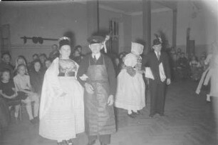 Hochzeitstafel der Hochzitsgesellschaft in Groß Zeißig. : Kwasna hosćina we Wojerowskej narodnej drasće za kwasnym blidom we Wulkim Ćisku.