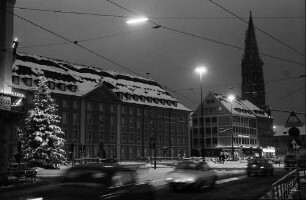 Freiburg: Platz am Siegesdenkmal mit Tannenbaum und Münster