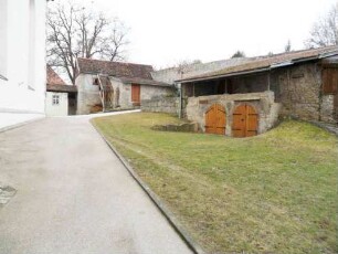 Kirchhof im Norden nach Nordwesten in Übersicht - erhaltene Gaden nutzen Kirchhofmauer als Außenwand - Wehrgang aus den Gaden heraus zu begehen