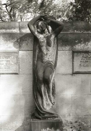 Wandgrabmal der Familie Beer. Sandstein. Um 1930. Detail: Weibliche Skulptur. Dresden-Südvorstadt, Alter Annenfriedhof
