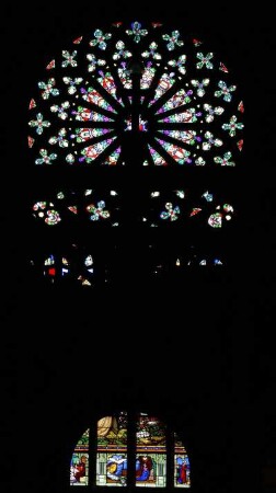 Frankreich. Bretagne. Finistere. Le Folgoet. Basilika Notre Dame de Folgoet. Fenster und Lettner im Gegenlicht