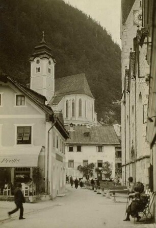 Hallstatt. Blick zur Pfarrkirche. Rechts die protestantische Kirche