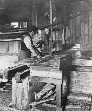 Kistenmacherei: Besäumen der Bretter : Technikgeschichte | Technologie | Holzgewinnung und Bearbeitung