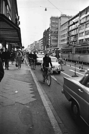 Auto-, Fahrrad- und Straßenbahnverkehr auf der Kaiserstraße.