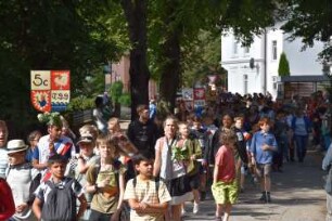 Bad Oldesloe: Kindervogelschießen: Am Bürgerpark Blickrichtung Südwesten: Einzug auf den Exer: Festumzug Theodor-Storm-Schule Klassen 5b und 5c: 13. Juli 2023