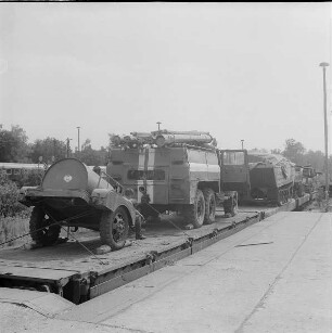 Verladen von Militärtechnik der 1. Gardepanzerarmee im Bf. Dresden-Klotzsche. Tanklöschfahrzeug mit Anhänger auf Flachwagen verzurrt