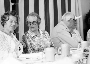 26. Tagung 1976 Physiker; Gruppen beim Bayrischen Frühstück: Frau Pragher, D. Wiedersheim, Adolf Butenandt
