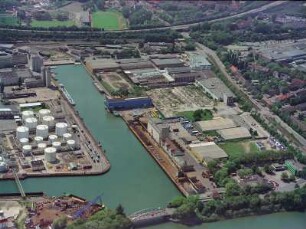 Luftaufnahme Gelsenkirchen : Stadthafen Gelsenkirchen am Rhein-Herne-Kanal. Kaianlagen und Schiffs-Anlegestellen am Hafenbecken des Binnenhafen. Luftbildschrägaufnahme