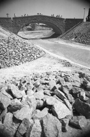 Bau eines neuen Flussbetts für die Alb zwischen der Weiherfeld- und der Schwarzwaldbrücke