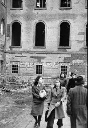 Studenten im zerstörten Innenhof der Humboldt-Universität