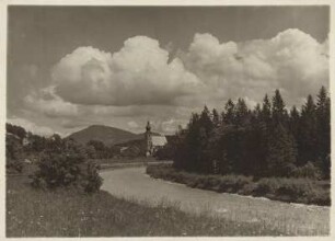 Oberbayern. Landschaft an der Saalach bei Piding Nähe Bad Reichenhall. Im Hintergrund eine Kirche