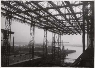 Blick durch das Trockendock einer Werft auf den Hamburger Hafen