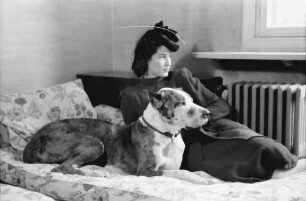 Bukarest: Haus des + Schriftleiters Wilhelm Müller, Frau Müller mit Hund auf Sofa