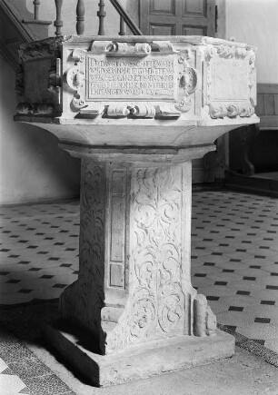 Taufstein : Christoph Walther (1534-1584). Taufstein (Sandstein, 109 cm, bezeichnet "C."W.). Tabeltitz, Kirche, Chorraum
