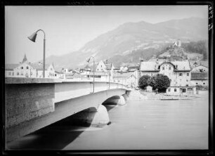 Schwaz, Österreich. Steinbrücke über den Inn. Blick zur Stadt