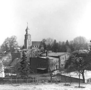 Colmnitz (Klingenberg-Colmnitz). Ortsteilansicht von Südost mit Pfarrkirche (Umbau 1780) und ehem. Elektrizitätswerk