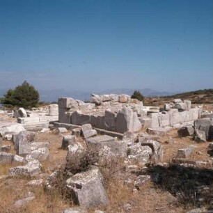 Rhamnús, Tempel der Themis und Tempel der Nemesis, Tempelterrasse mit Tempel der Themis, Ende 6. Jh., und Tempel der Nemesis, etwa 430 v. Chr.