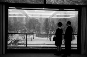 Baden-Baden: Kongresshalle, Kongresssaal, Fenster mit Ausblick auf winterliche Anlage, mit zwei Personen