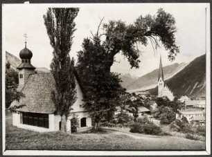 Östereich, Imst. Partie an der Pestkapelle mit Blick auf die Oberstadt mit Parrkirche Maria Himmelfahrt