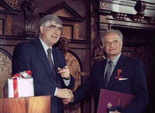 Freiburg im Breisgau: Dr. Heinz Mörder erhält von Oberbürgermeister Rolf Böhme das Bundesverdienstkreuz