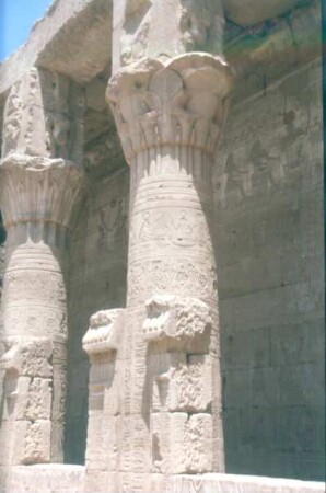 Säulenhalle : Ägypten. Edfu. Horus-Tempel (237-57ante). Zwei Säulen der Säulenhalle