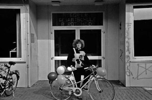 Integrierte Gesamtschule Bargteheide (IGS): Angelika Knies bekommt zur Ernennung als Schulleiterin ein neues Fahrrad geschenkt