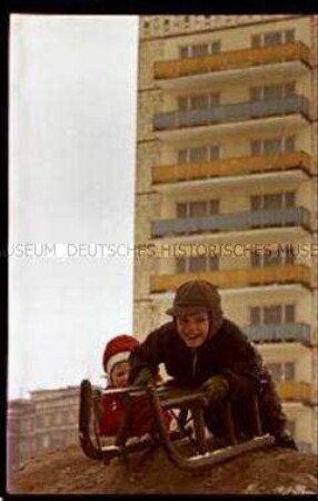 Winter in Berlin: Kinder spielen mit Schlitten