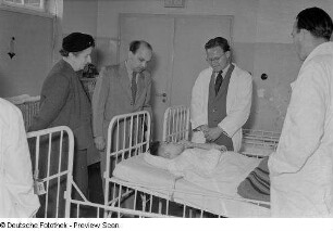 Gespräch mit einem körperlich behinderten Jungen im Krankenbett