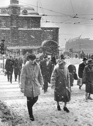 Hamburg im Winter. Schneetreiben am Hamburger Hauptbahnhof. Menschen überqueren die Kreuzung Steintorwall/Steintordamm