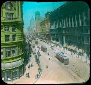 San Francisco, Market Street. Blick von der Powell Street gegen Emporium Building (1896; A. Pissis) mit Aufschrift "1915" (Werbung für die Pan Pacific Exposition 1915) und Claus Spreckel's Call Building (1898; J. und M. Reid)