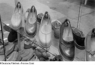 Schuhe auf der Leipziger Herbstmesse 1954