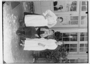 Fasnacht im Josefinenstift (Klösterle) 1931; Drei verkleidete Frauen