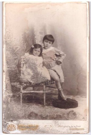Foto zwei Kinder im Fotoatelier
