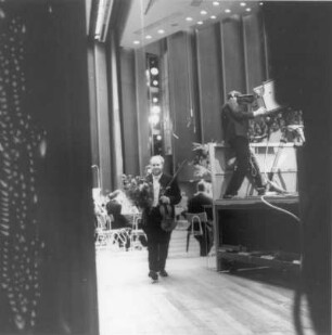 David Oistrach (1908-1974; Geiger) nach dem Konzert von Tschaikowskis Violinkonzert mit der Staatskapelle Dresden, Abgang von der Bühne. Kulturpalast Dresden, 22./23.04.1971