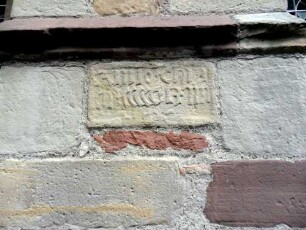 Niederelsungen-Langhaus Traufseite Süd-Bauinschrift Jahr 1549 am Strebepfeiler unter Wasserschlag